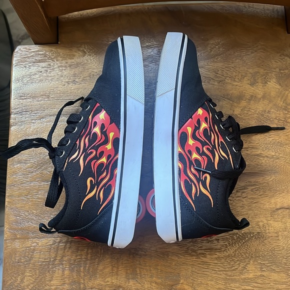 Heelys Pro 20 Skate Shoe - Black Flames Kids' size Youth 3 - Picture 8 of 14